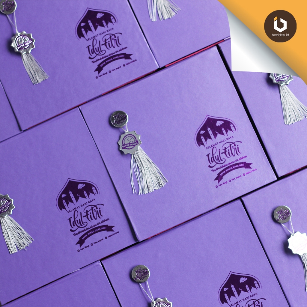 

Hard Box Custom Premium Tassel Emblem dan Hotprint Uk. 22x22x7 cm | Uk. 25x15x8 cm | Box Hampers/Box Hantaran/Box Kue