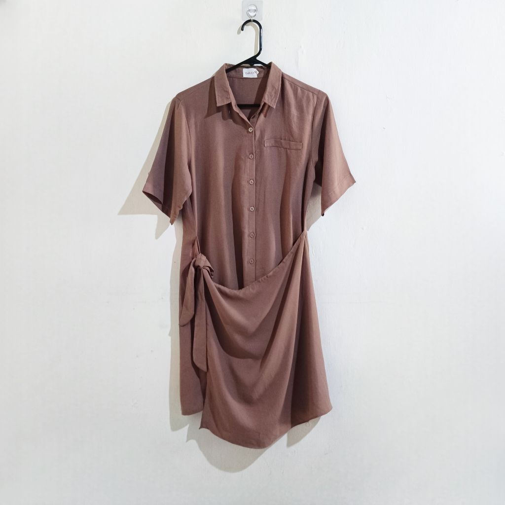 Dress Berkerah Lengan Pendek Wanita Warna Coklat Kancing Depan GAUDI