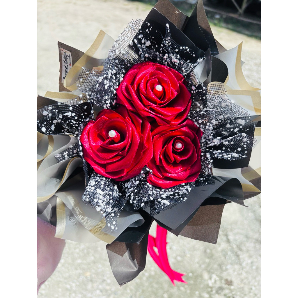 

Bouquet Pita Satin Mini 3 Tangkai | 13–15 Kelopak | Hadiah Simple Tapi Berkesan