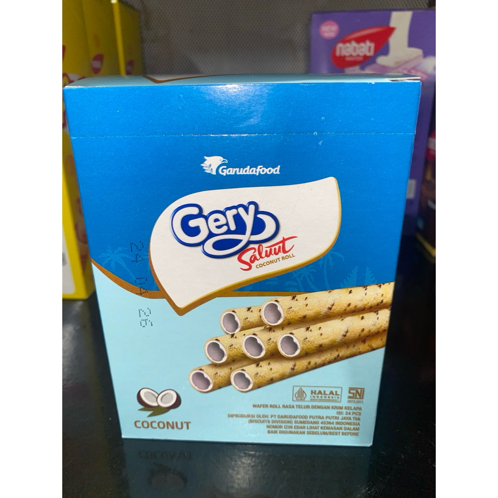 

Gery Saluut Coconut Roll – 1 Pack Isi 24 x 6gr, Camilan Renyah Kelapa