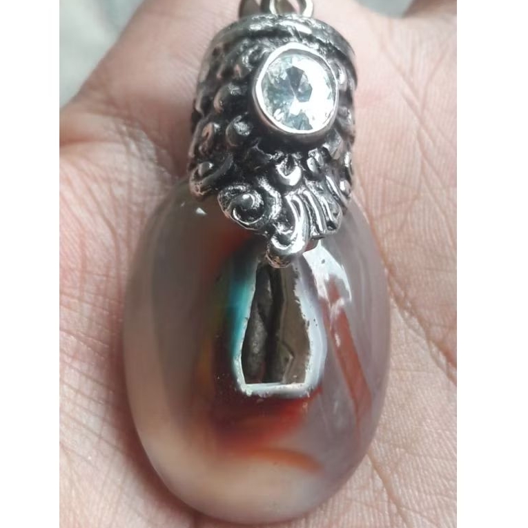 liontin batu combong