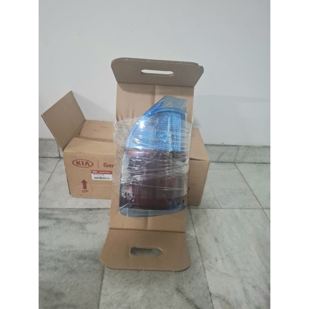 stop lamp lampu belakang KANAN  kia pregio travello original