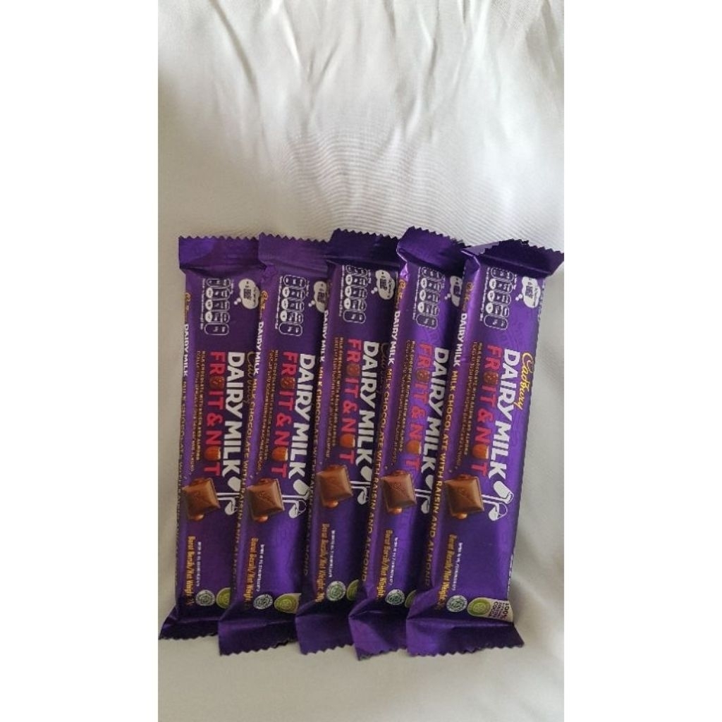 

Coklat Batang Cadbury Dairy Milk Fruit Nut/Chasew 30gr