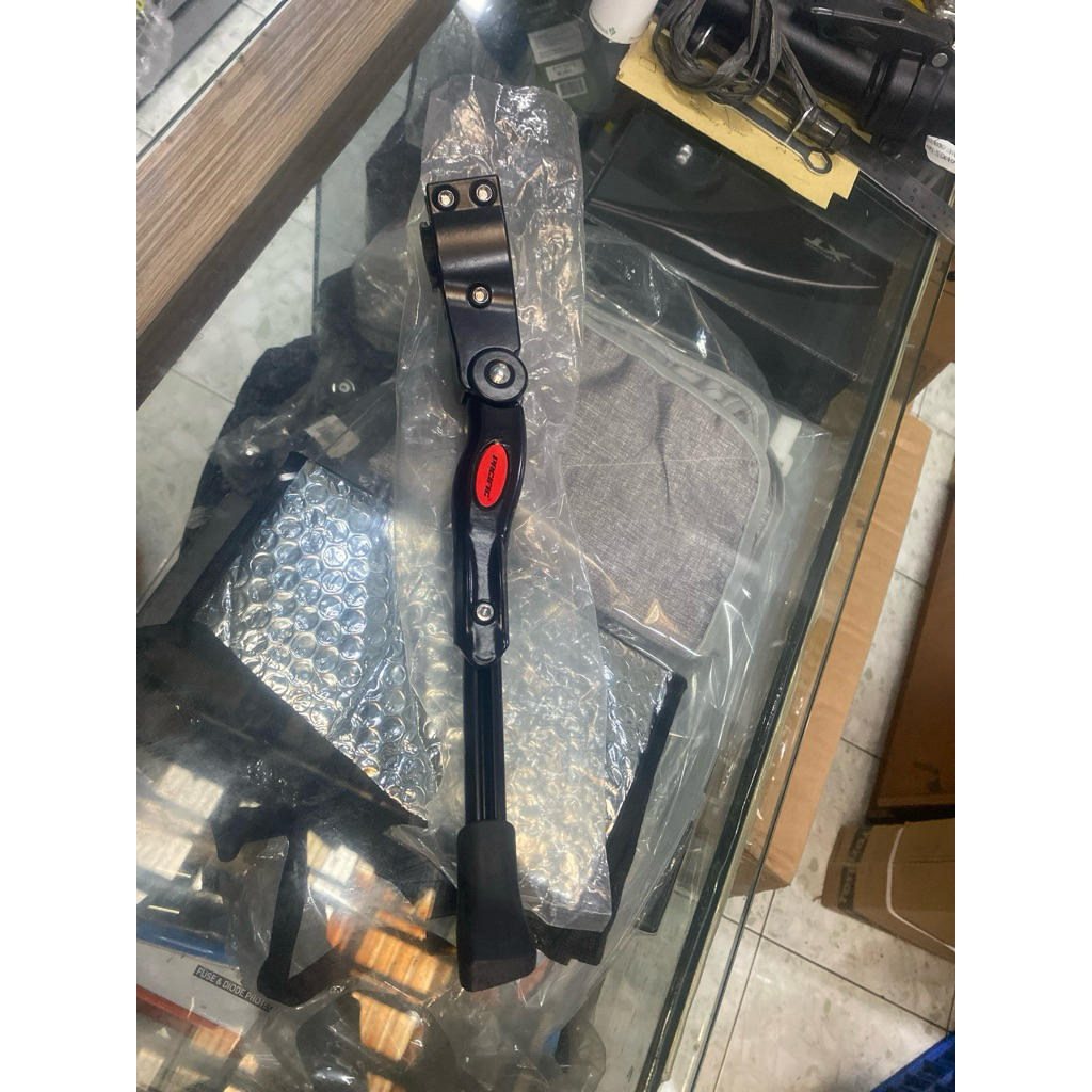 Standar sepeda samping jepit di frame