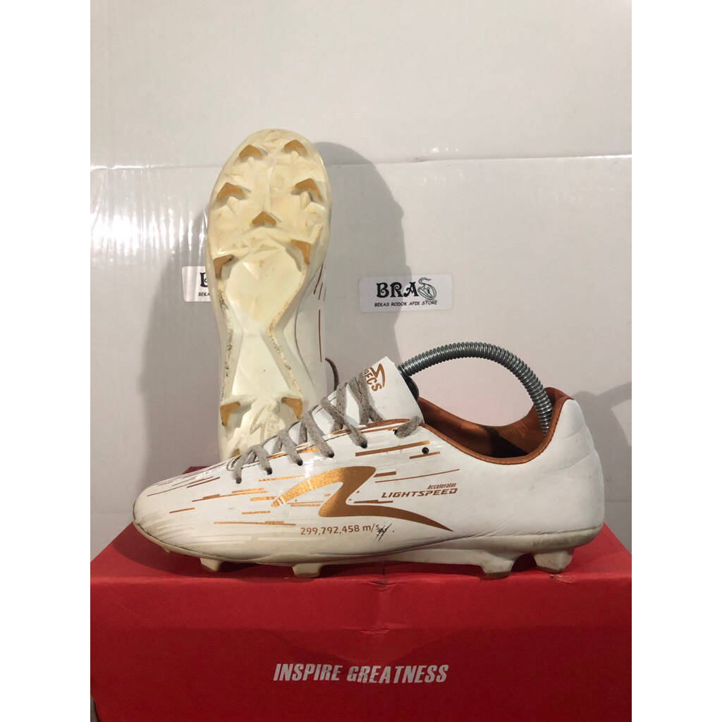 Sepatu bola Specs Lightspeed Reborn White/Pale gold Bekas Original