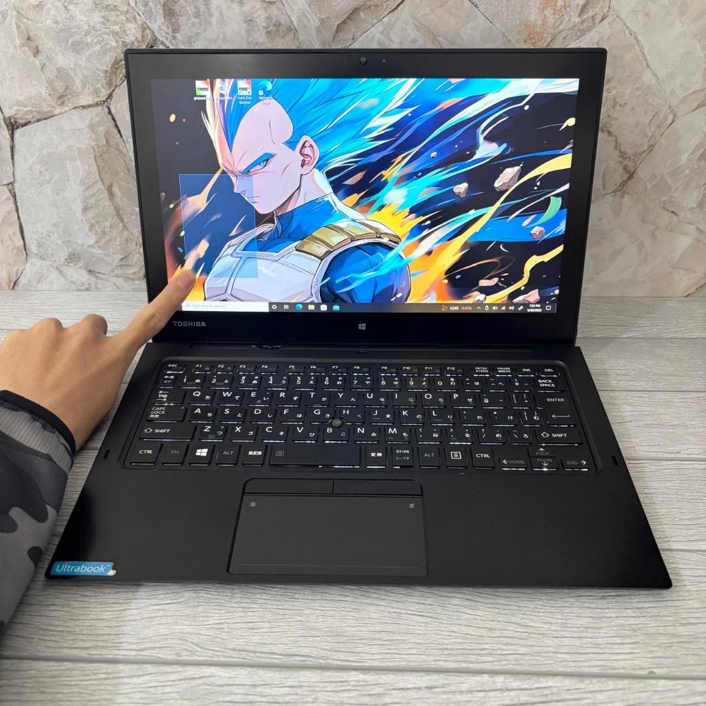 Laptop Tablet 2in1 Toshiba R82 Dynabook Touchscreen 8GB Core M5 | M7