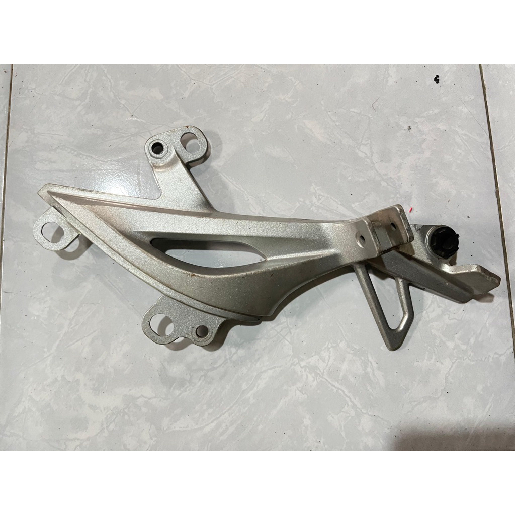 Dudukan Footstep / Injakan Kaki Belakang Sebelah Kanan Supra X 125 ORI