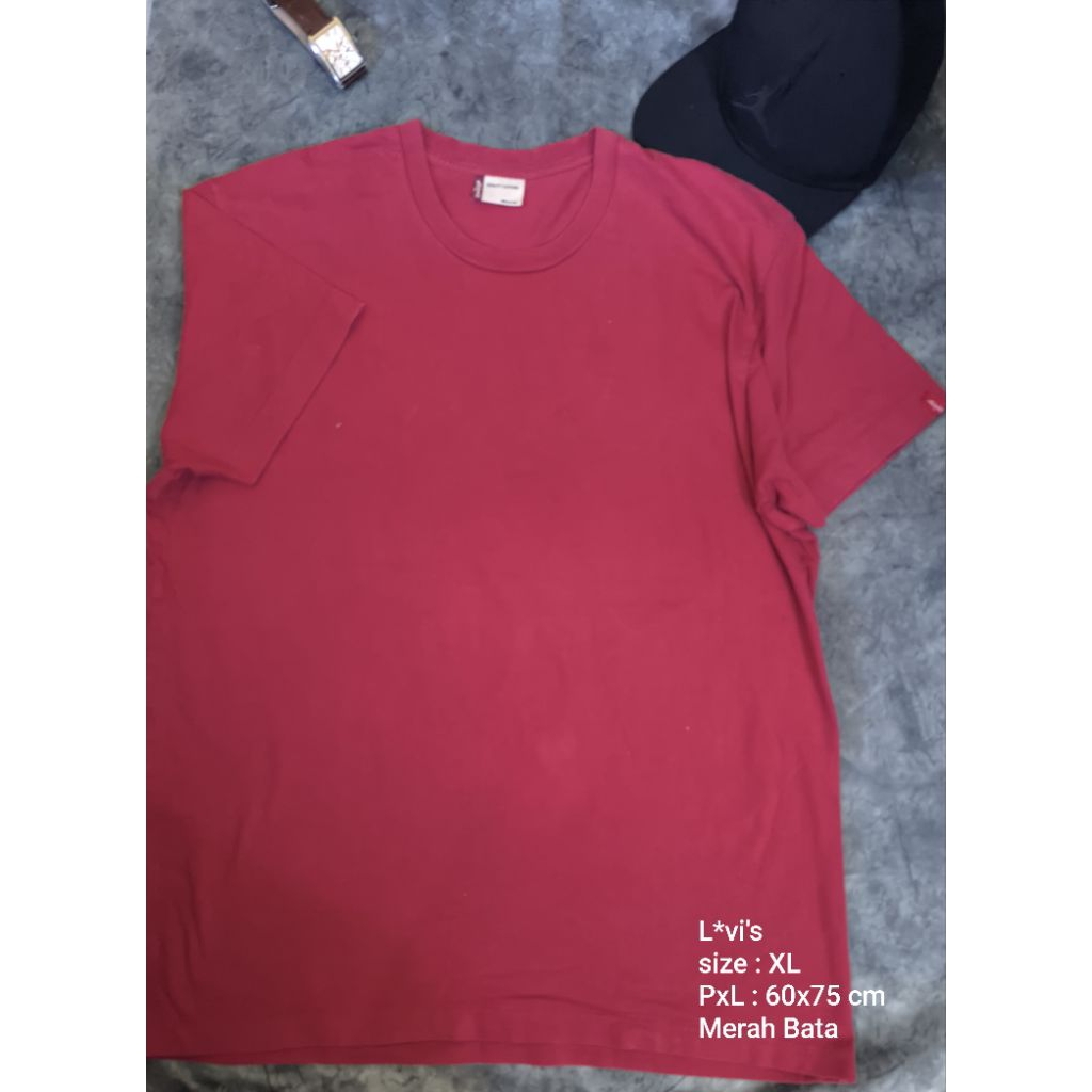 Kaos L**** merah bata
