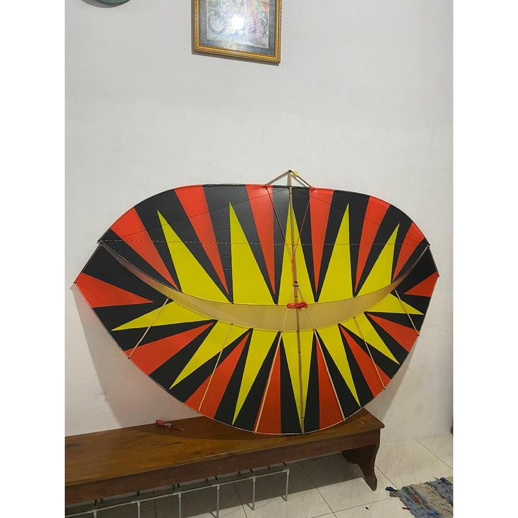 Layangan pegon ceper sayap 2 meter motif Arsir sudah diseting dan bonus sendaren