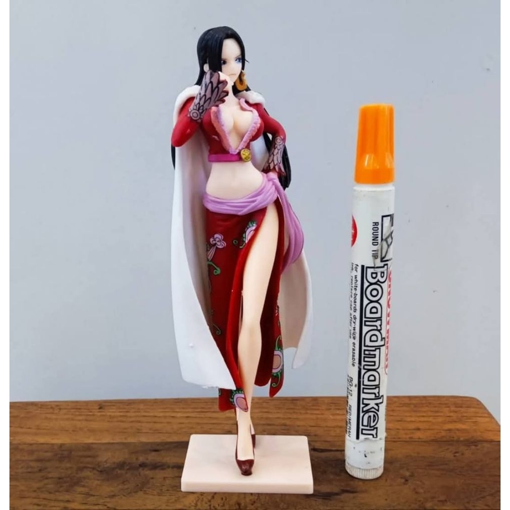 mainan action figure pop dx boa hancock One pieceTinggi sekitar 17 cmStatue recast Detail bagus 
HBq