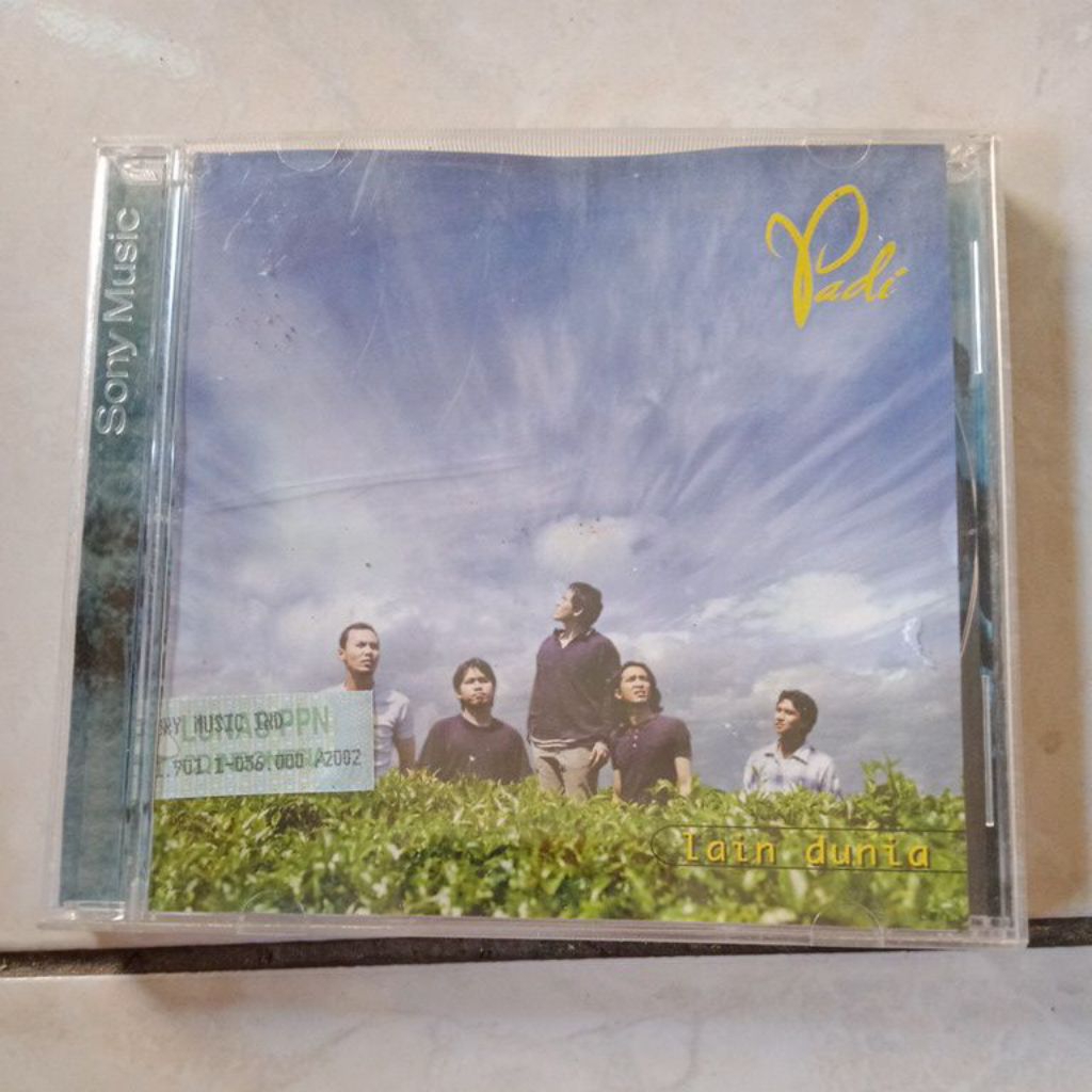 CD Padi - lain dunia