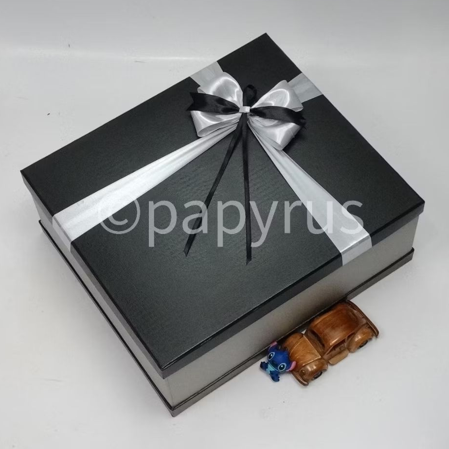 

PAPYRUS Sandwich 35x40 Tinggi 15cm Kotak Kado Gift Box Hadiah V1