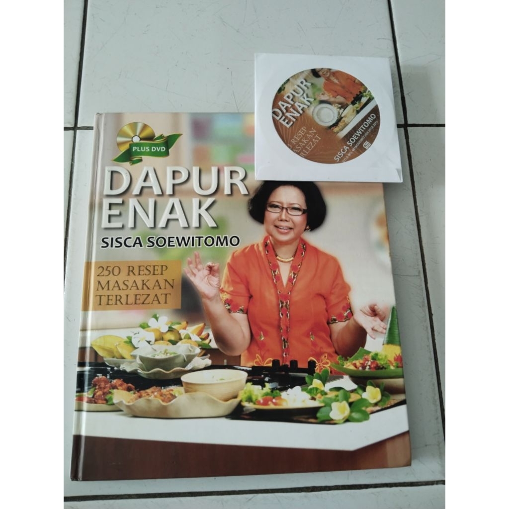 Buku Dapur Enak oleh Sisca Soewitomo.