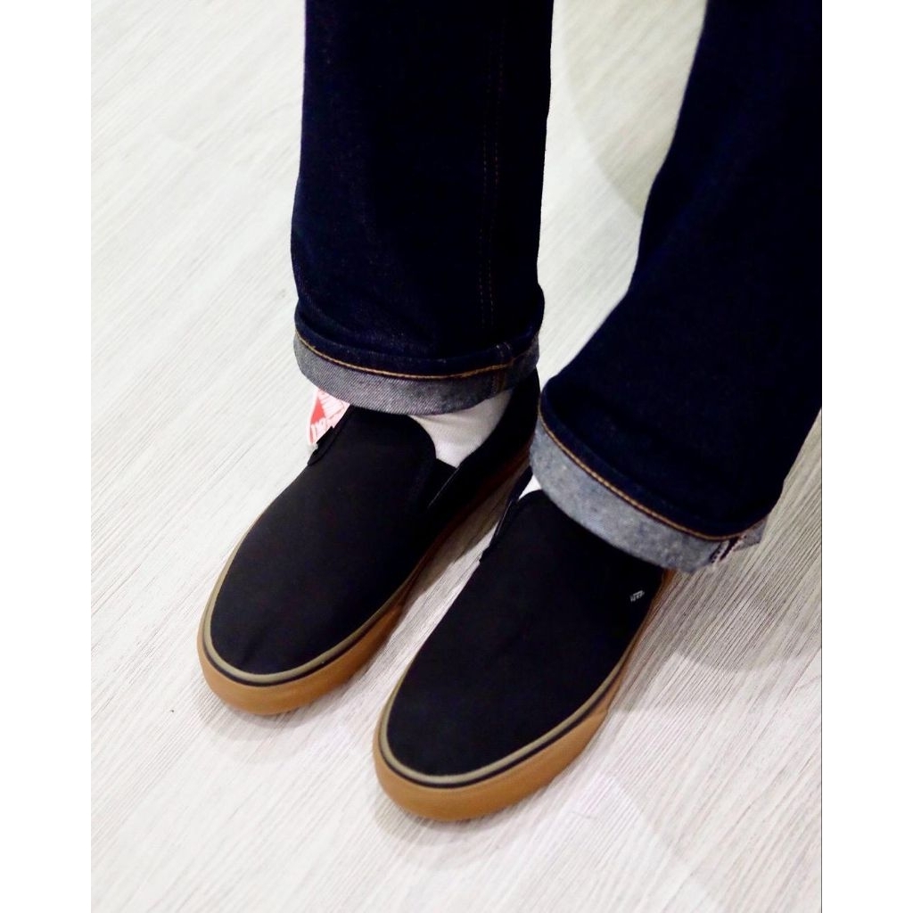 VANS SLIP ON BLACK GUM