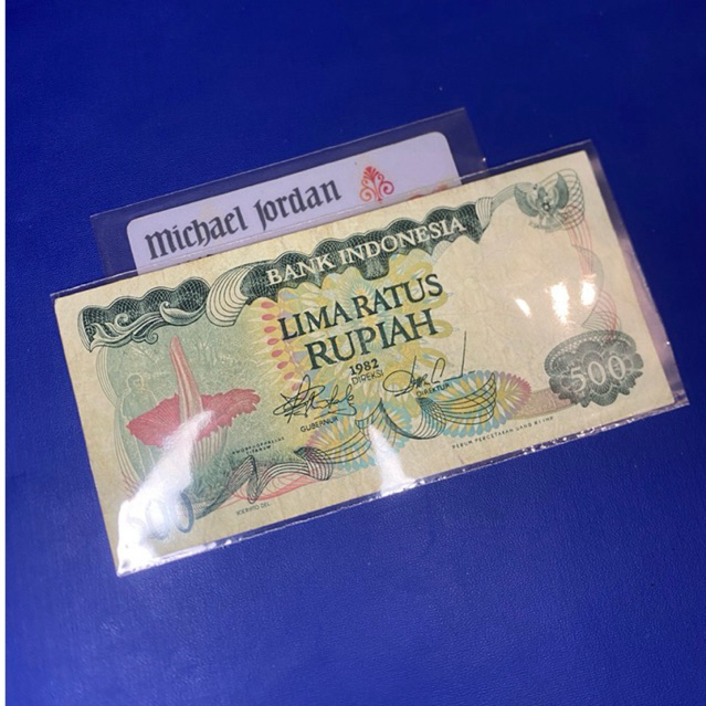 UANG KERTAS INDONESIA KUNO SERI BUNGA BANGKAI 500 RUPIAH TAHUN 1982 BEKAS ASLI