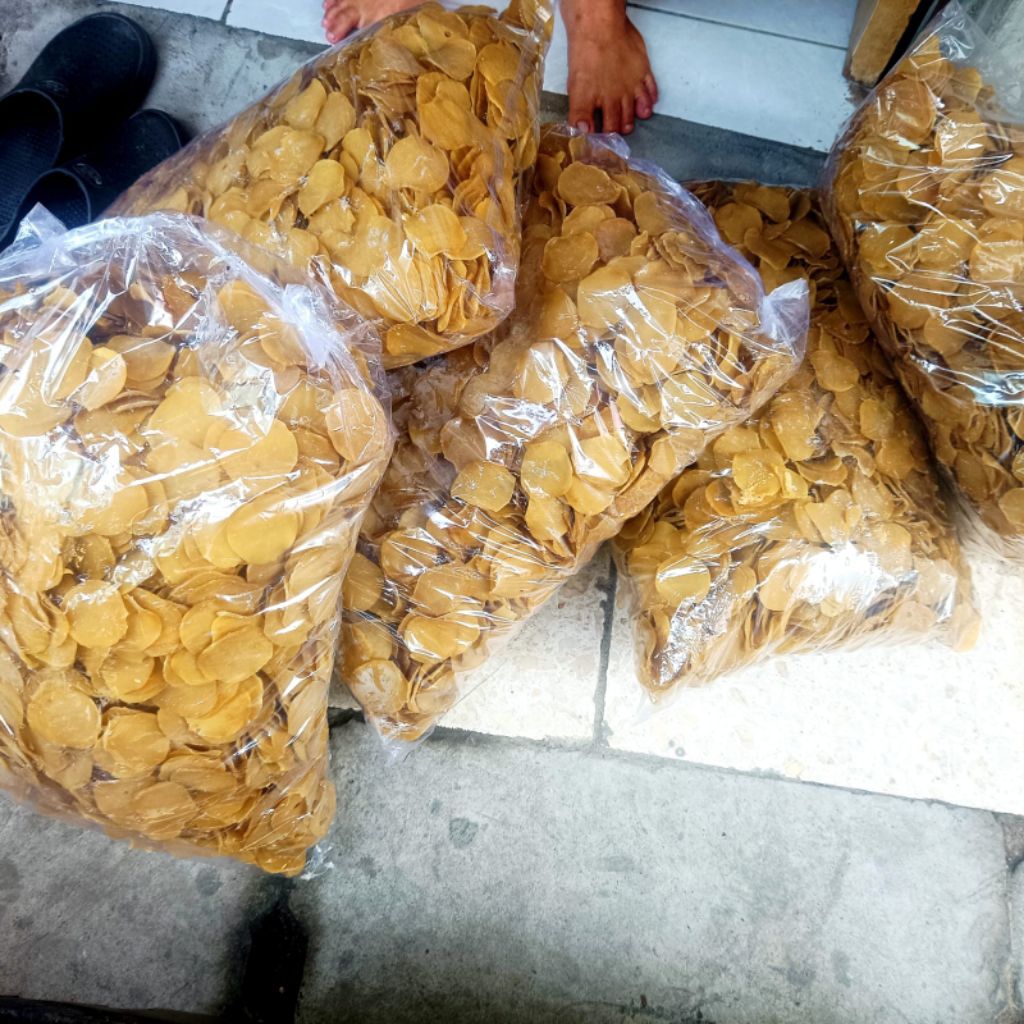 

krupuk puli/rambak mentah khas madura