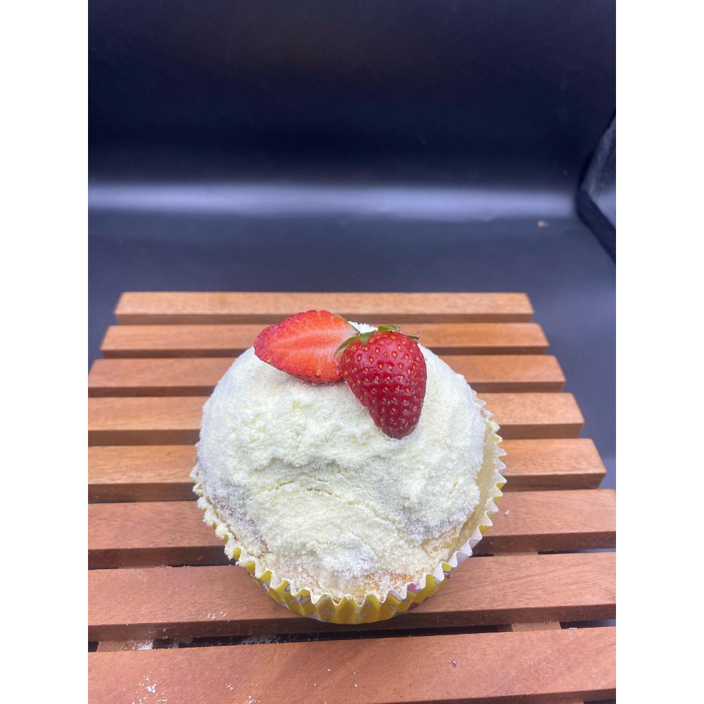 

Etty's Bakery - Roti dengan topping susu dancow dan isian vla vanilla