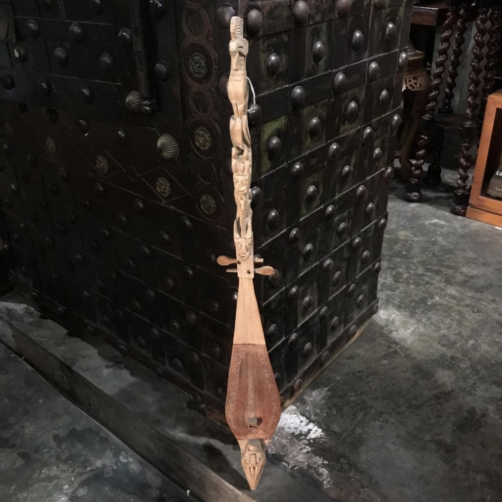 Hasapi Kecapi Tradisional Suku Batak Sumatra dengan Ukiran Ayam Jago Lawas Jadul Tua