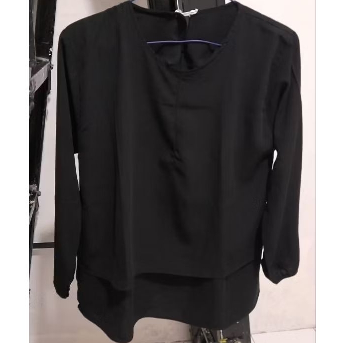 blouse hitam polos