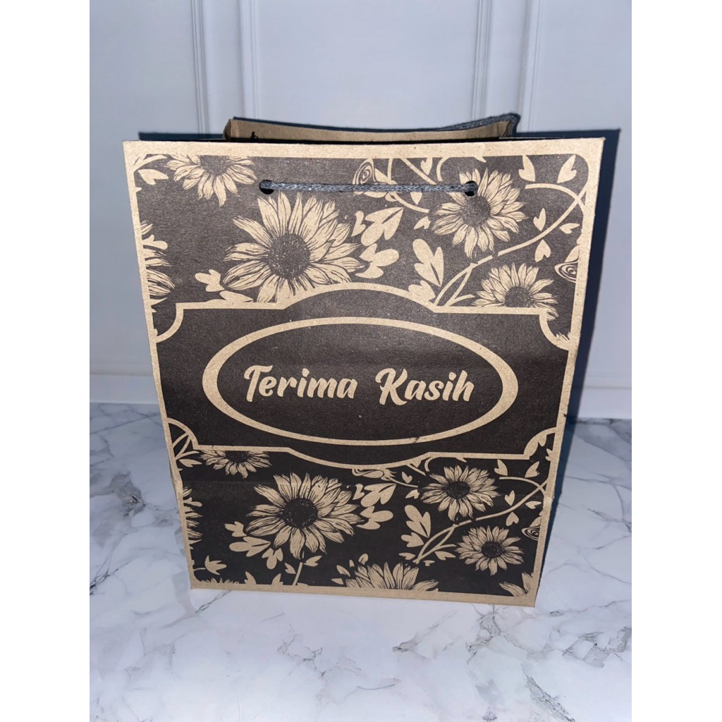 

Paperbag R.5 Batik 1 Warna Tali Abu-Abu (18x13x22)