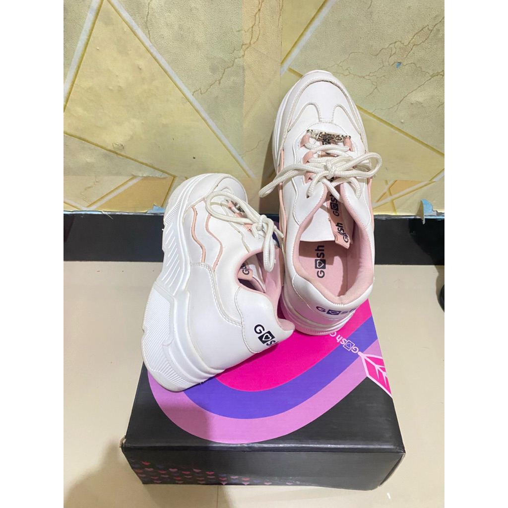 sepatu gosh putih