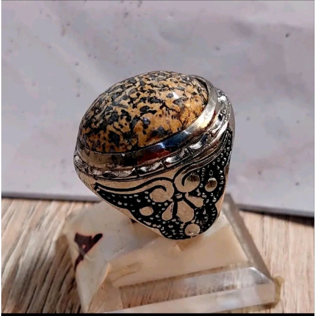 cincin batu anti wisa batu asli dari Cirebon bisa menyedot racun dalam tubuh