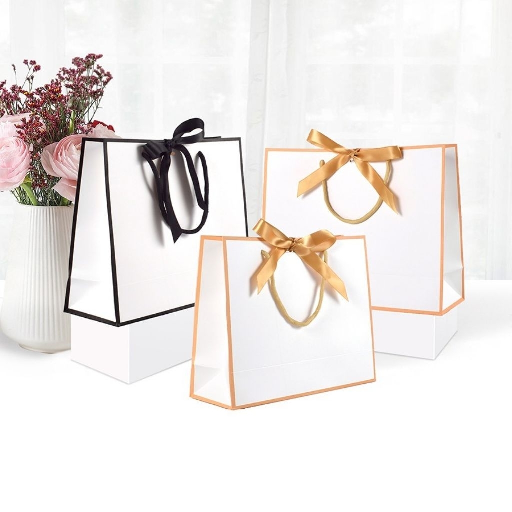 

Satuan- Paperbag hitam putih/ putih gold persegi (sudah dengan PITA+TALI)/ Tas kado gift bag simple hitam putih/putih gold,paperbag polos,paperbag simpel,paperbag netral,paperbag estetik,mewah,import