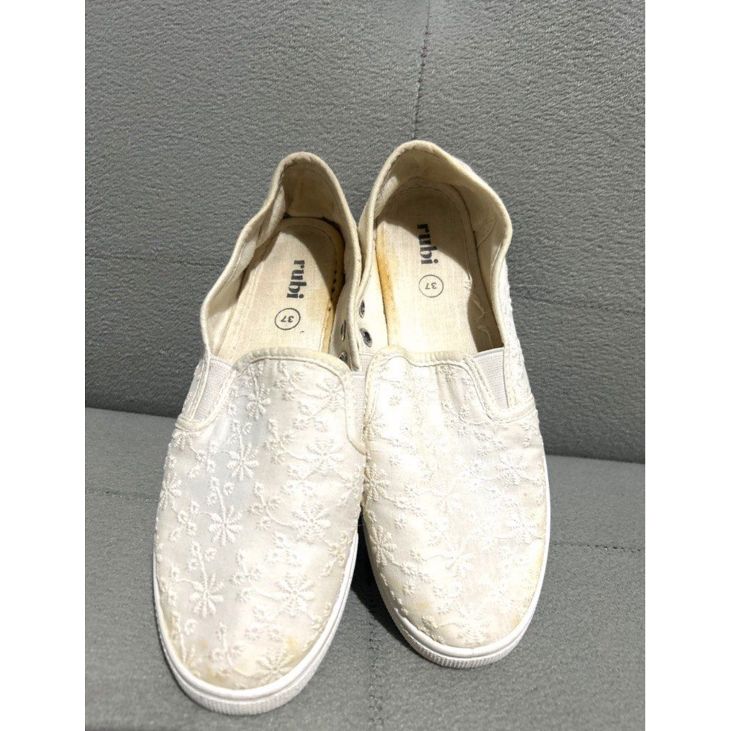 Sepatu Slip On Rubi Putih