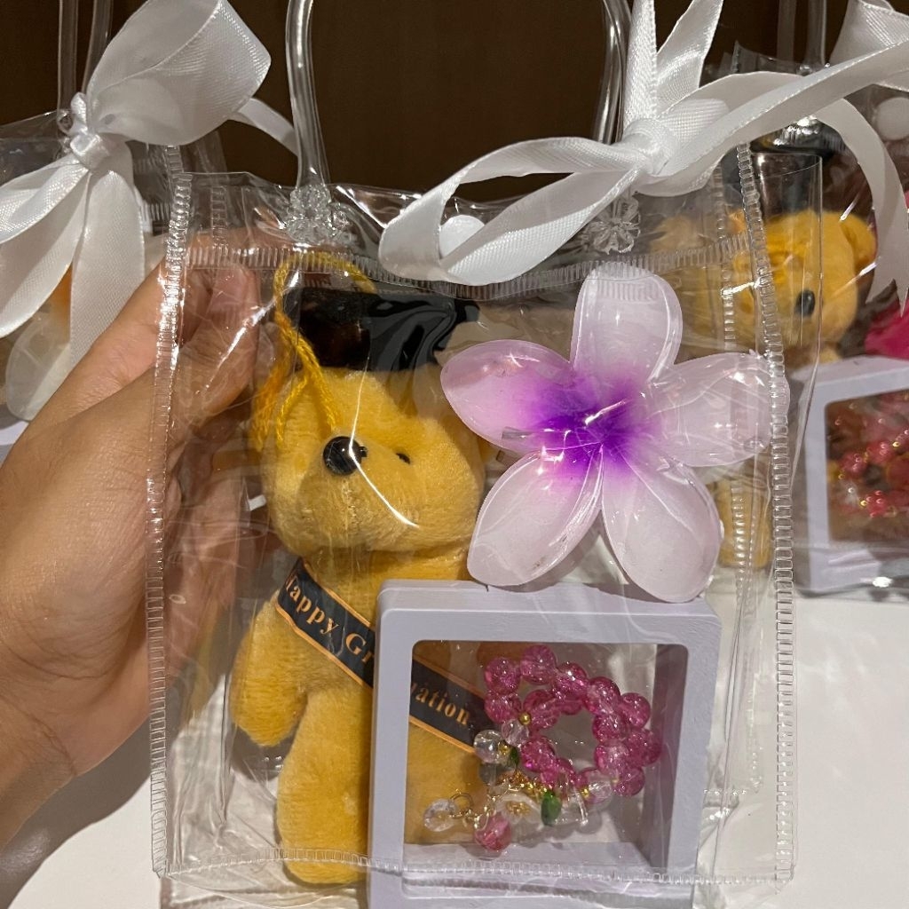 

Hampers Jepit Bunga Kamboja Gift Box Kado Hadiah Ulang Tahun Wisuda Gift Bag