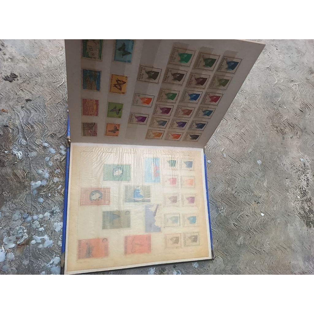 

Buku filateli beserta isinya |koleksi pribadi|
