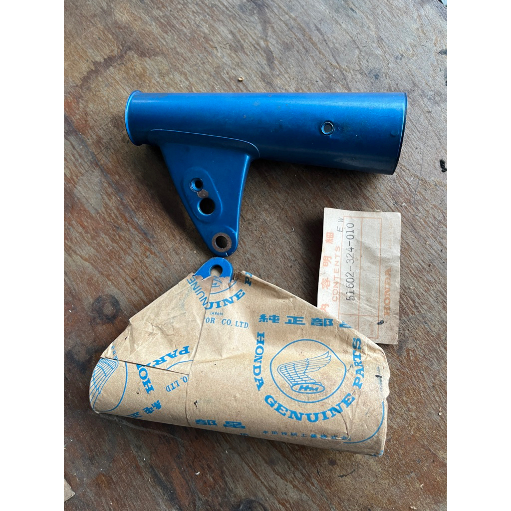 Kupingan lampu depan cb125 Original NOS 51602-324-010