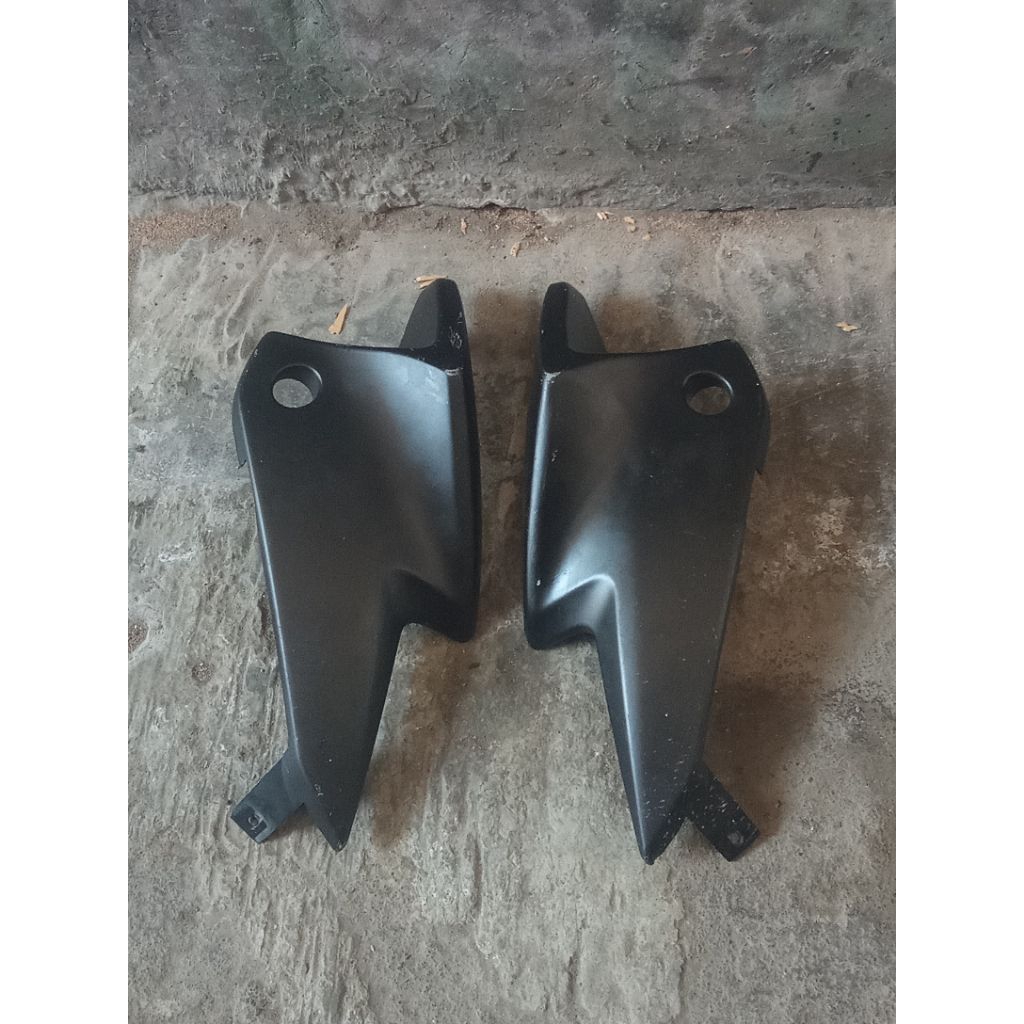 cover kupingan depan lampu sein Honda Megapro new mono original bekas copotan