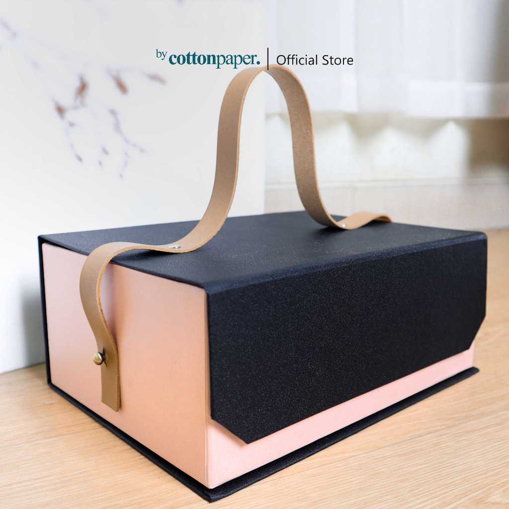 

by Cotton Paper - Kotak Kado Jinjing Size 28x18x8cm