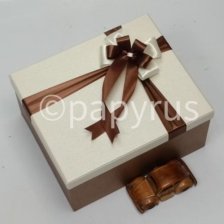 

PAPYRUS Kombinasi 25x30 Tinggi 15cm Kotak Kado Gift Box V3