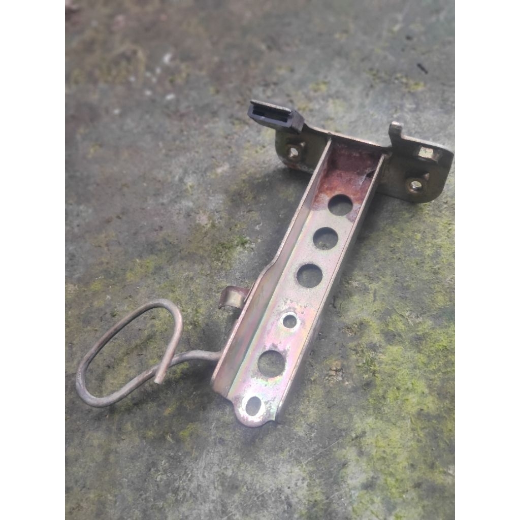 PANGKON DUDUKAN PANEL DASI DEPAN MIO SPORTY ORIGINAL