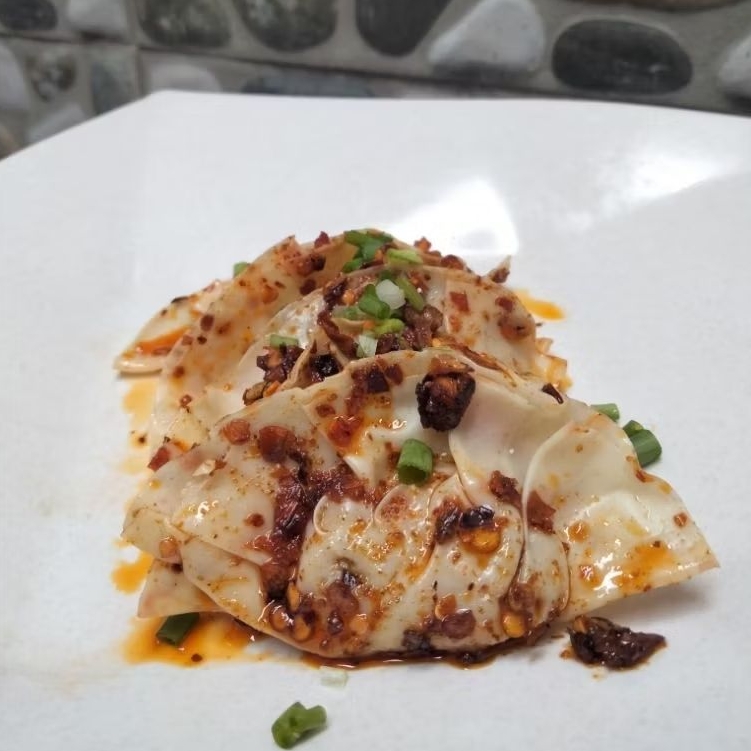 

Wonton Ayam Pedas Gurih – Frozen Camilan Viral Saus Chili Oil