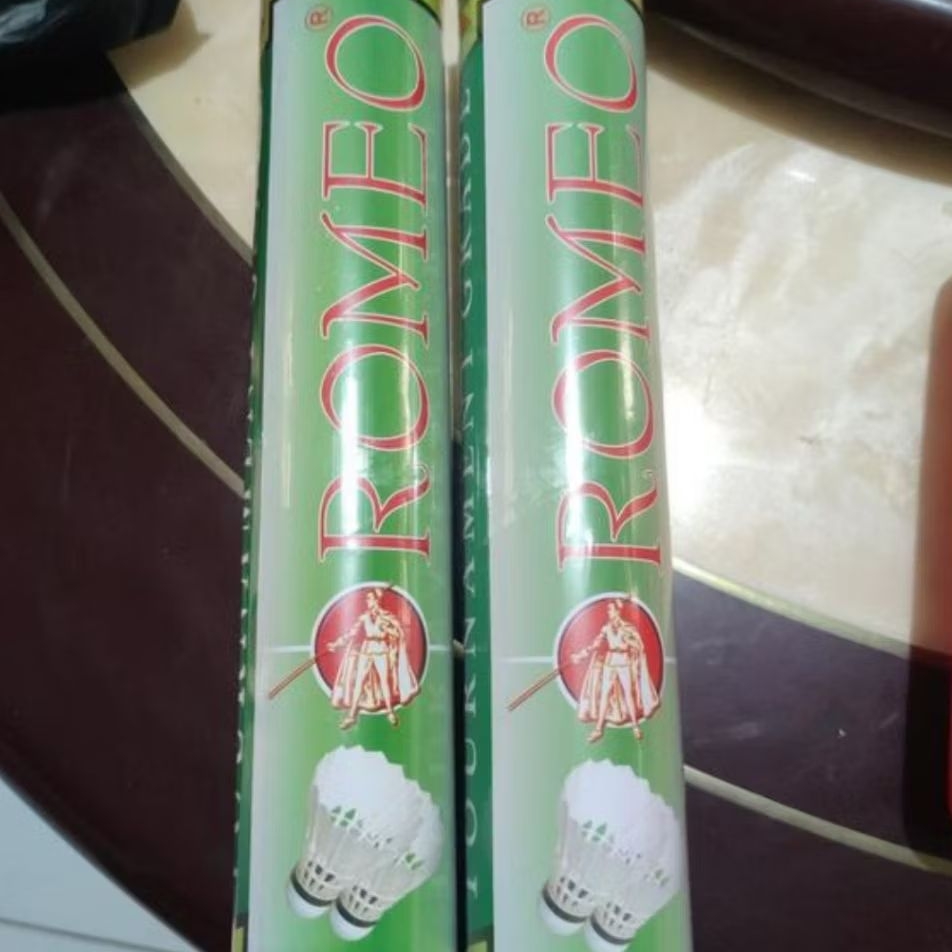 KOK ROMEO HIJAU BULUTANGKIS BULU TAJAM RUNCING STANDAR GOR BAGUS BADMINTON