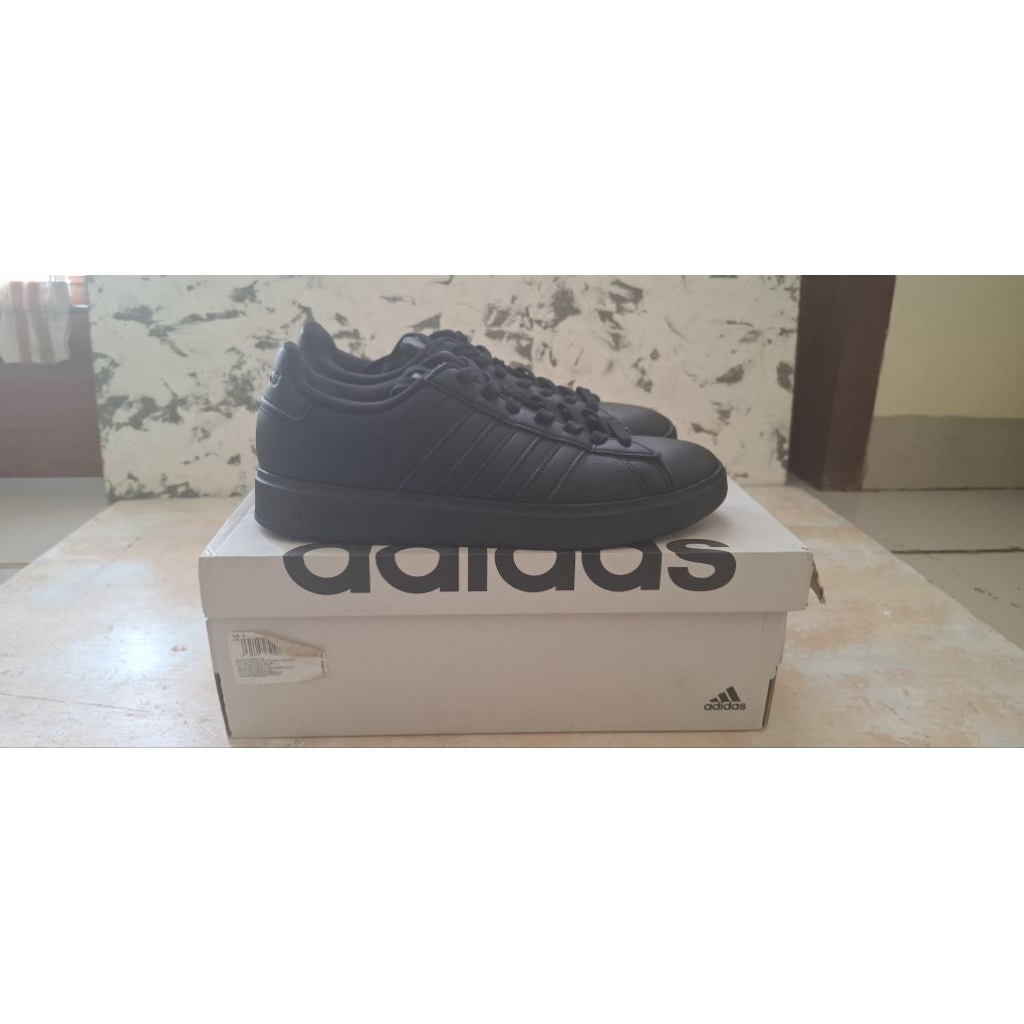 Sepatu Adidas Tennis