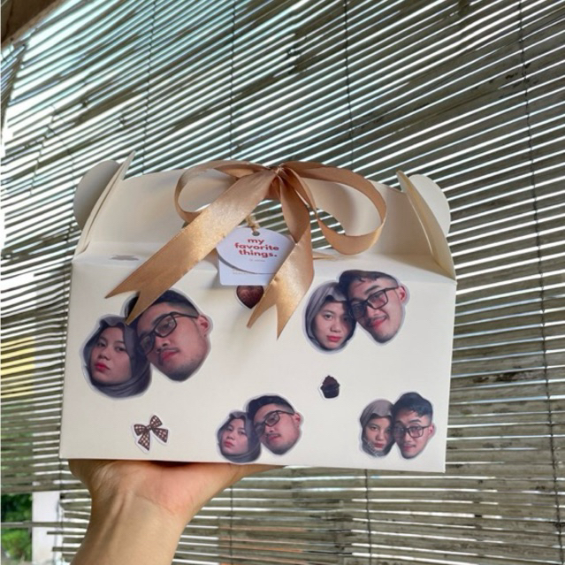 

Gable Box Gift Custom - Kotak Kado Aesthetic dengan Pita dan Stiker