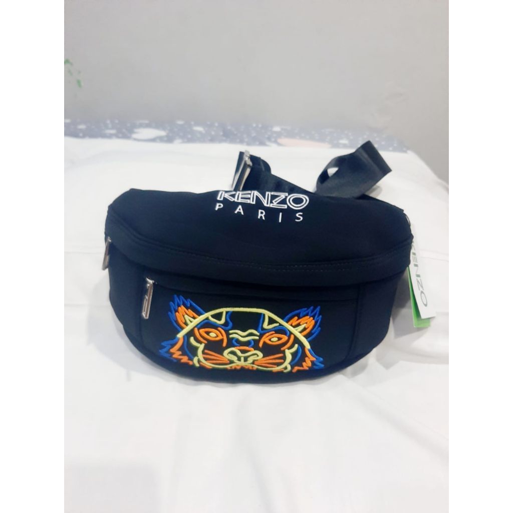 ( KENZO TIGER ) TAS SELEMPANG LOGO BORDIR PLAT PLATINUM ANTI KARAT NEW EDITION BLACK 100% ORIGINAL