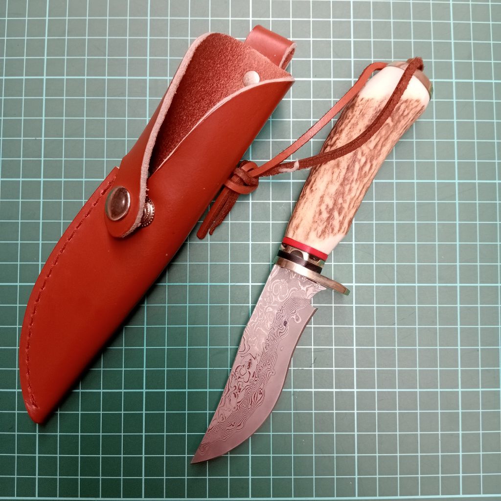 Pisau Bushcraft bahan baja damascus, handle tanduk, aksesories kuningan Camping