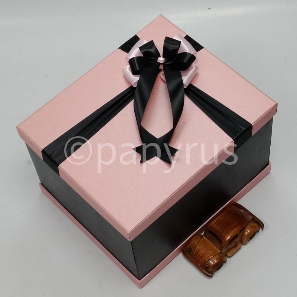 

PAPYRUS Sandwich 25x30 Tinggi 20cm Kotak Kado Gift Box Hadiah V3