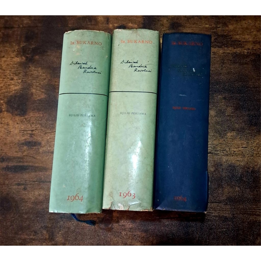 DI BAWAH BENDERA REVOLUSI