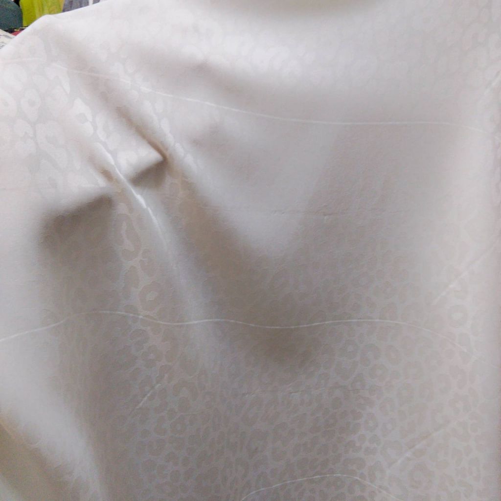 Kain Satin Jacquard Motif Leopard Timbul – Putih Elegan - kain meteran
