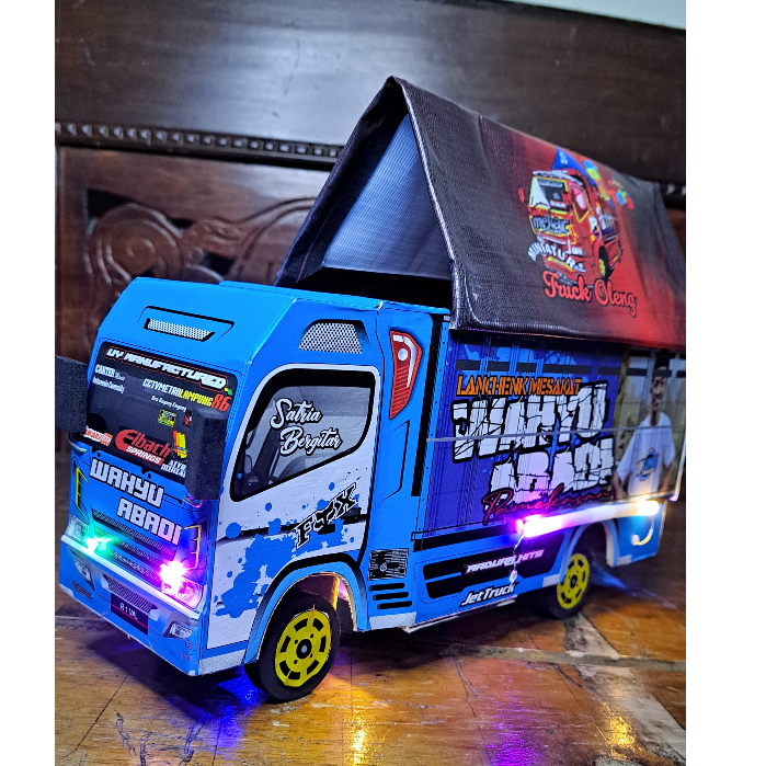 Mainan Anak Miniatur Truk Oleng Wahyu Abadi Biru & Putih Fullvariasi Lampu Terpal Motif Paket Lengka