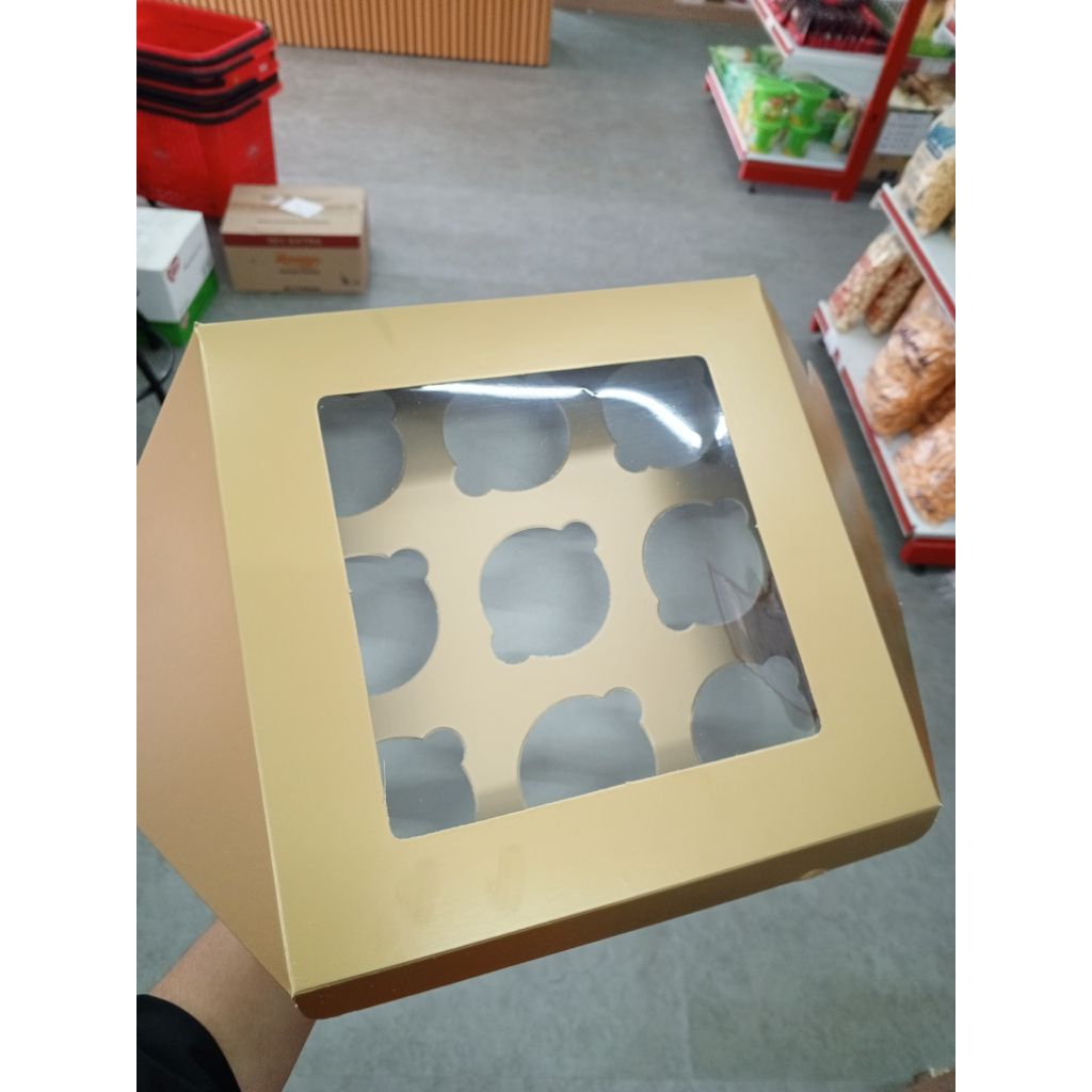 

BOX CUPCAKE EMAS ISI 9/ BOX GOLD 9 LUBANG