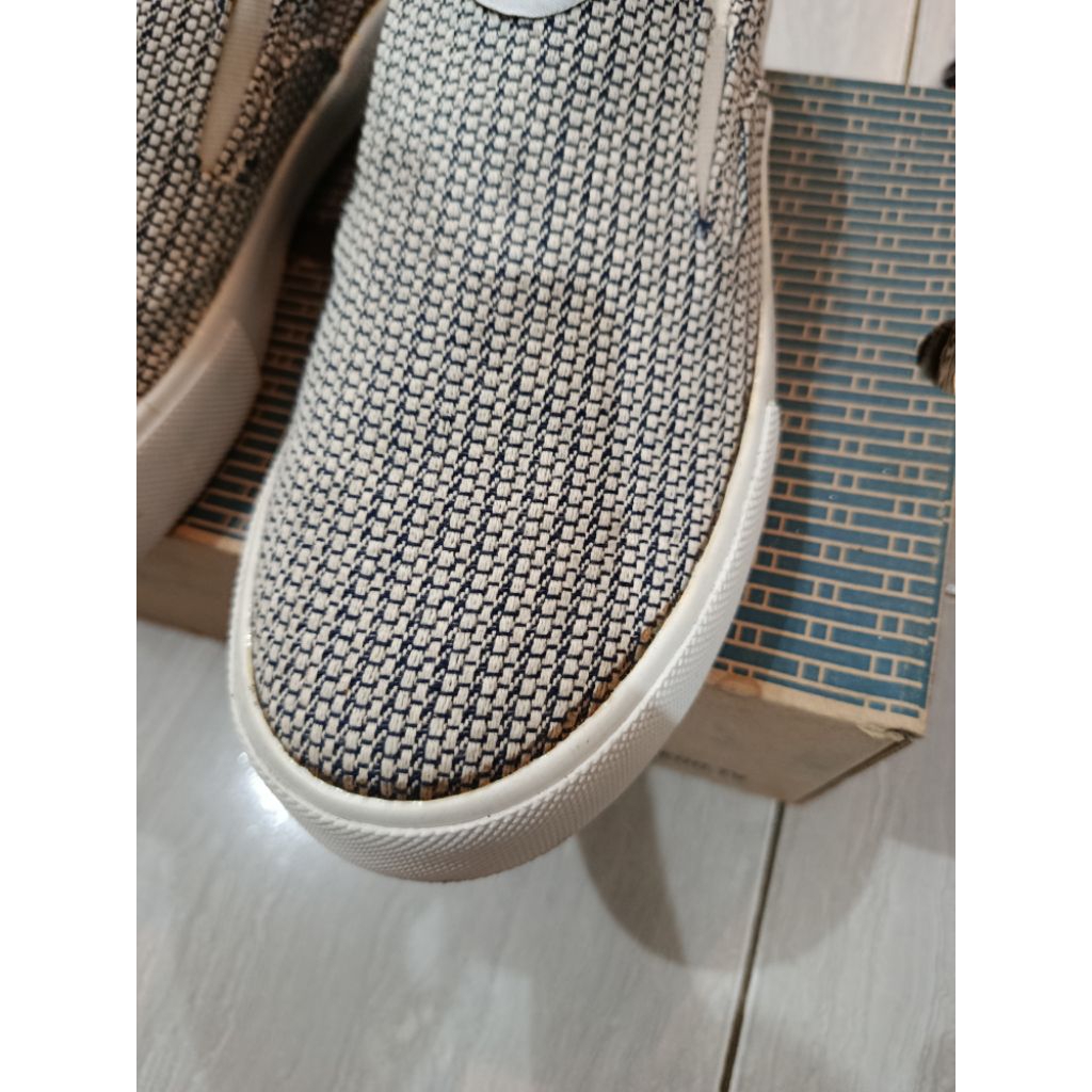 Sepatu slip on merk rafheoo