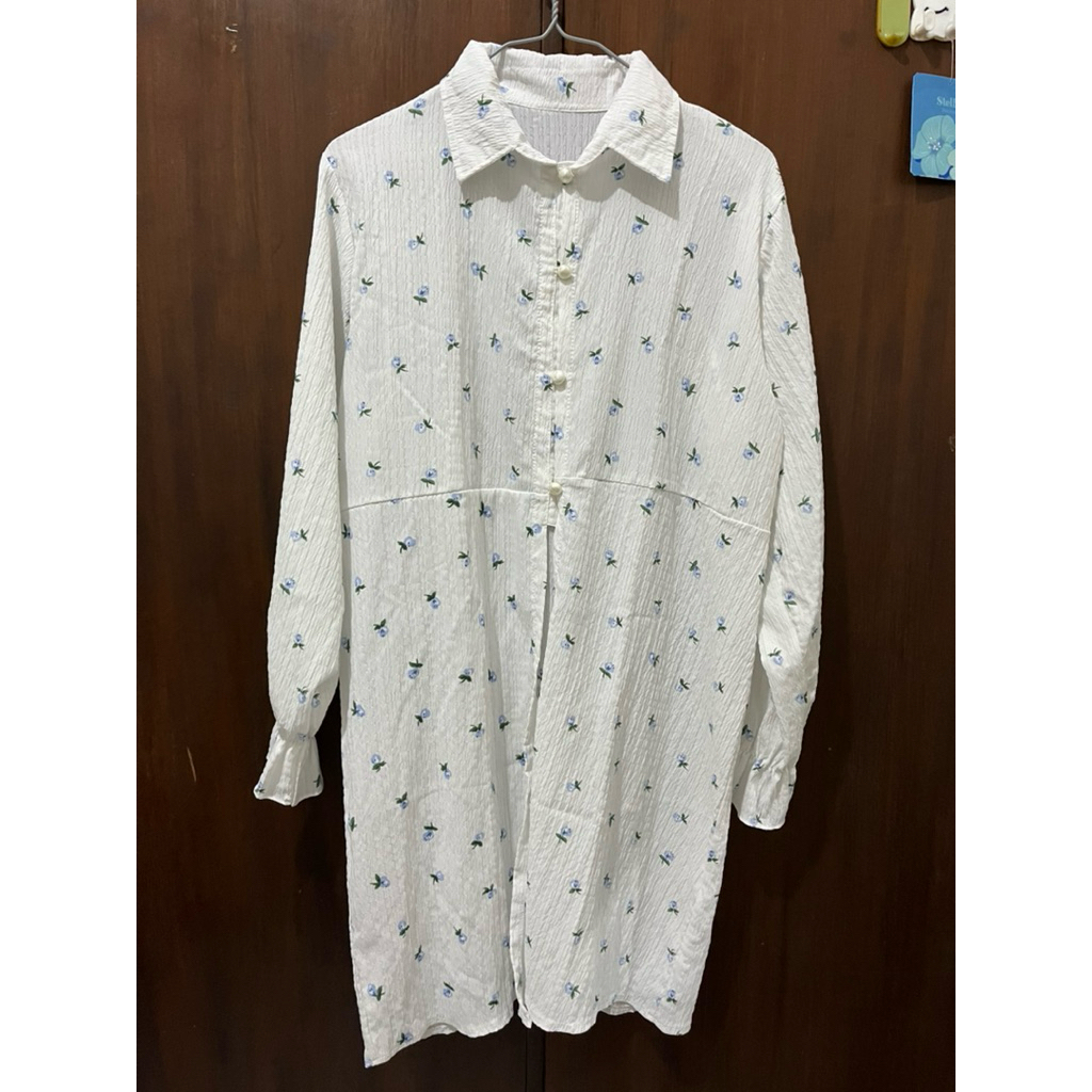 long outer wanita tunik lengan panjang crinkle putih biru bunga