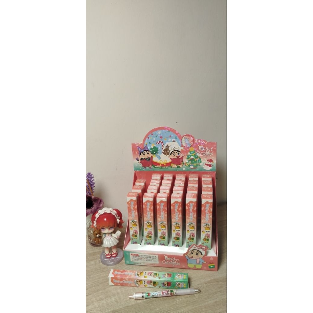 

Pen blindbox sinchan premium series crystmas dengan mainan spin diatas pen