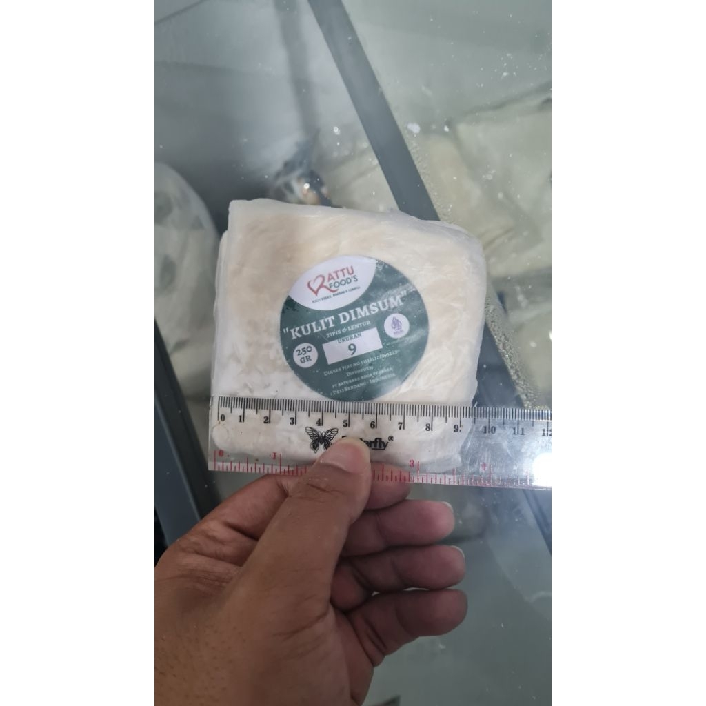

KULIT DIMSUM KOTAK PETAK MERK RATTU UKURAN SEKITAR 9 CM